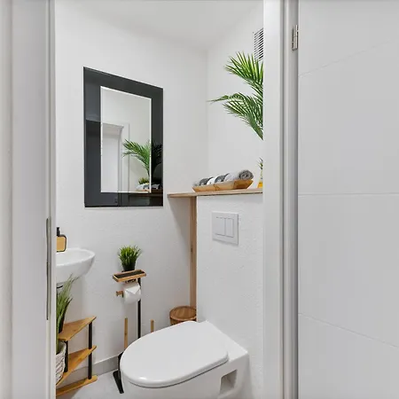 Neu: Stylische Mit Ausblick Appartement